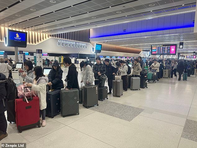 Hay un caos en los viajes en toda Europa, ya que la introducción de los nuevos controles fronterizos de Europa provoca retrasos de cuatro horas para los británicos de vacaciones de esquí en el aeropuerto de Ginebra en sus viajes de Navidad.