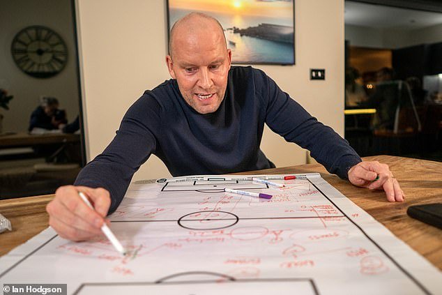 El entrenador del Sheffield Wednesday, HENRIK PEDERSEN: Cómo motiva a un equipo al que no se le ha pagado y que solo tiene ocho jugadores veteranos en forma, sus conversaciones con Dejphon Chansiri y por qué hay “luz al final del túnel”