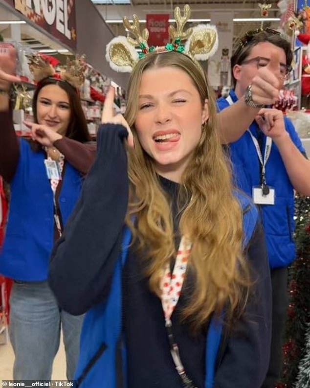 El cajero de un supermercado que baila se convierte en una improbable estrella de TikTok, lo que hace que los fanáticos acudan en masa a la ciudad más aburrida de Francia