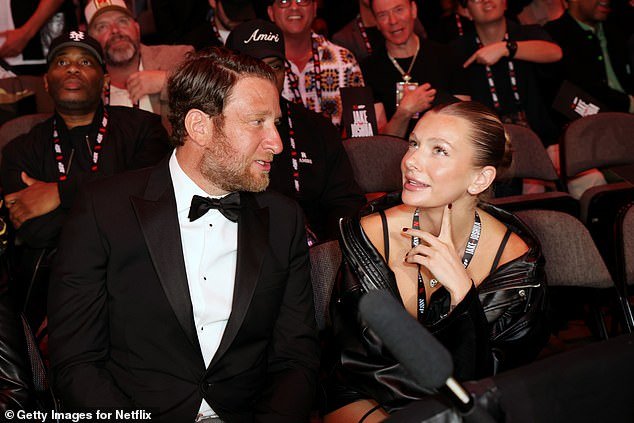 Dave Portnoy hace raras apariciones públicas con su novia Camryn… pero no puede evitar que se le caigan los pantalones.