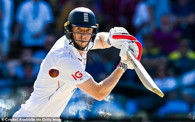 Zak Crawley finalmente alcanza la mayoría de edad con una entrada agridulce que ve a Inglaterra a punto de entregar las Cenizas, escribe OLIVER HOLT