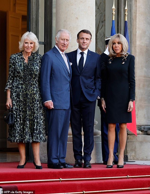 El mayordomo jefe de Macron es arrestado después de que le robaran vajillas antiguas utilizadas para entretener al rey Carlos en una estafa en la que desaparecieron platos, tazas y tazones por valor de miles de dólares.