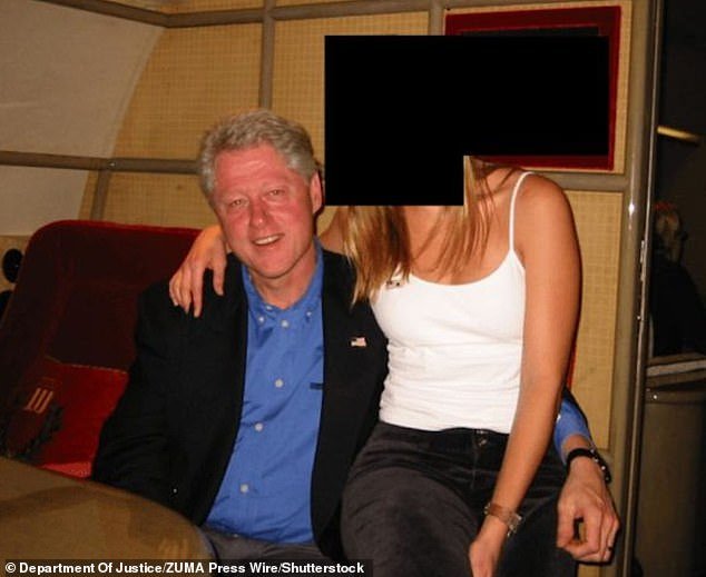 El descarado regreso de Bill Clinton después de ser acosado por fotos semidesnudas en archivos de Epstein… mientras Trump se centra en la ropa interior de Melania