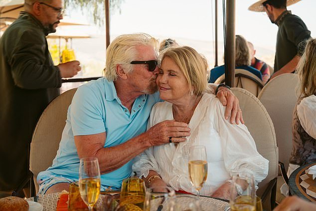 Richard Branson rindió un conmovedor homenaje a su esposa Joan en su 36º aniversario de bodas después de que ella muriera a los 80 años el mes pasado.
