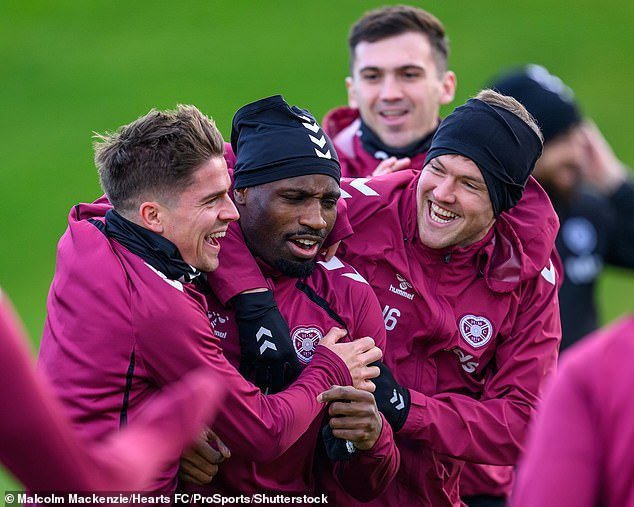 Los corazones florecen en la gloriosa anarquía de todo mientras el Celtic se tambalea de un desastre a otro y los Rangers intentan resistir hasta enero.