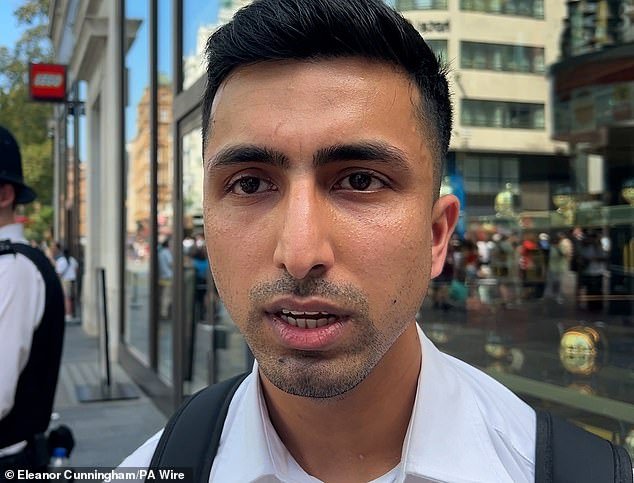 El héroe que desarmó al asesino de Leicester Square mientras apuñalaba repetidamente a una niña de 11 años ahora la ve como “como mi hermana menor”