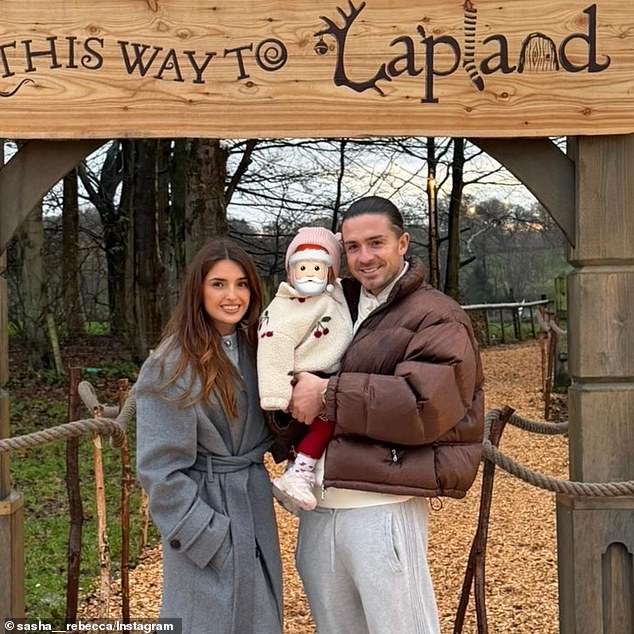 La novia de Jack Grealish, Sasha Attwood, comparte una rara foto familiar con su hija de 15 meses, Mila Rose, durante un viaje a Laponia, Reino Unido.