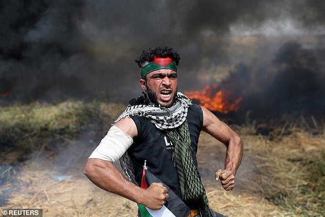 Un barquero ilegal armado que pidió “muerte a todos los judíos” es liberado para vagar por las calles británicas… pocos días después de la masacre de Bondi Beach.