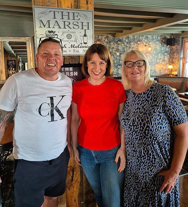 ¡Estás prohibido! El propietario enojado excluye a Rachel Reeves de su pub local porque los aumentos de impuestos del Canciller están paralizando la industria hotelera.