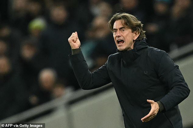 El furioso Thomas Frank se enfurece por la decisión de la tarjeta roja y el segundo gol del Liverpool en la derrota por 2-1 mientras Xavi Simons reacciona después de ser expulsado.