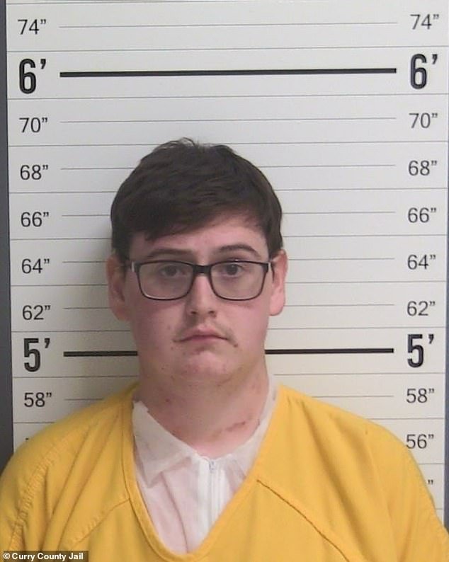 Un adolescente contrató a un amigo para asesinar a sus padres y reclamar una enorme herencia, dice la policía