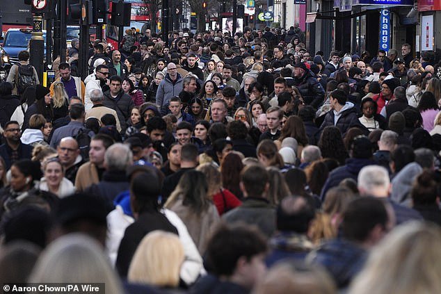 Después de un sombrío Viernes Negro, los minoristas se están preparando para el domingo más importante de la temporada navideña mientras los compradores acuden en masa a las calles principales.
