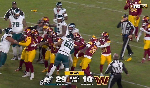 Una pelea violenta hace que tres jugadores sean expulsados del campo mientras Eagles vs. Commanders se sume en el caos.