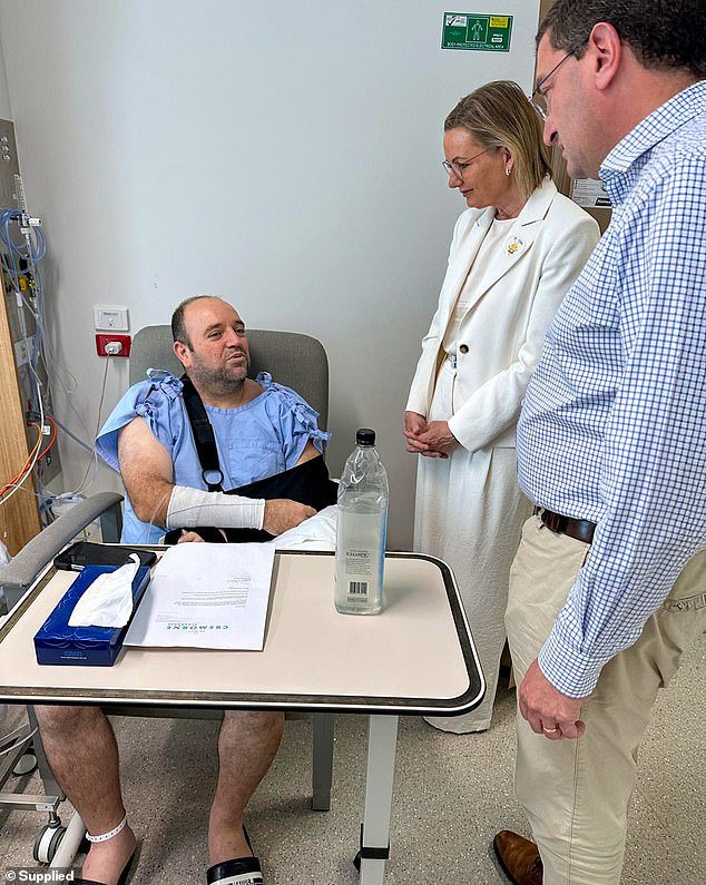 Detalle prometedor en la foto del héroe de Bondi Beach, Ahmed Al-Ahmed, mientras se recupera en el hospital: ‘Valor extraordinario’