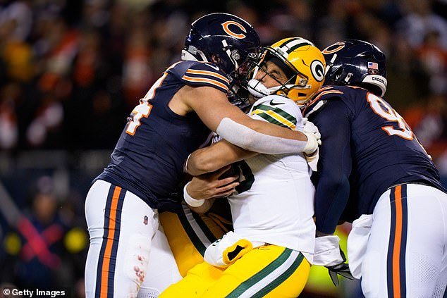 Preocupación por el mariscal de campo de los Packers, Jordan Love, ya que es expulsado del juego de los Bears después de un brutal golpe en el casco