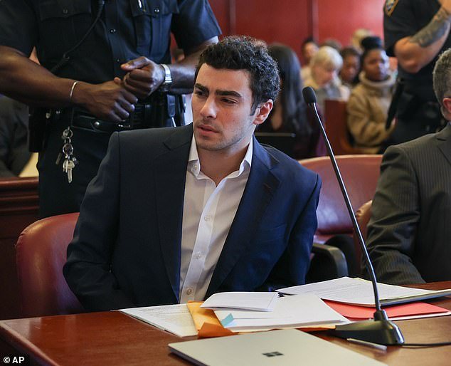 Un error crucial de Pam Bondi podría permitir que el presunto asesino del CEO Luigi Mangione evite la pena de muerte