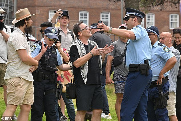 Escenas tensas cuando un partidario de Palestina es acosado en Bondi Beach antes de que la policía se lo lleve: ‘¿Por qué estás aquí?’