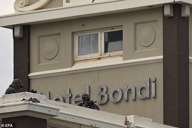 Se vio a francotiradores de la policía vigilando la vigilia en Bondi esta tarde.