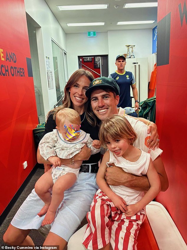 Mientras sus compañeros de equipo se enfurecían en los vestuarios, Pat Cummins compartió un momento especial con su hijo después de ganar los Ashes, y su esposa también estaba allí.