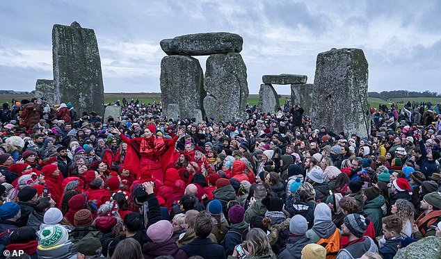 Miles de personas se reúnen en Stonehenge para celebrar el solsticio de invierno: en el día más corto del año, las multitudes se reúnen para ver el amanecer en el monumento histórico