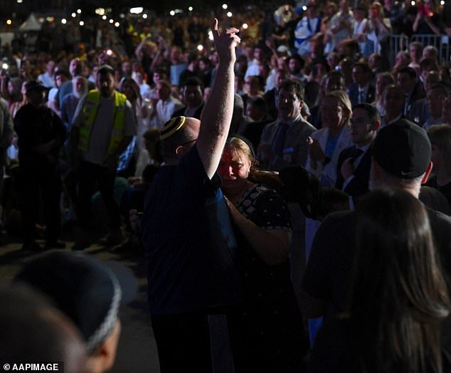 Momento desgarrador: los padres de la joven Matilda bailan al son de Waltzing Matilda, mientras los espectadores elogian el conmovedor tributo de David Campbell a la niña de 10 años víctima del terrorismo de Bondi.