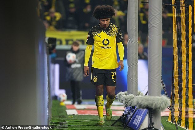 Objetivo del Man United criticado por comportamiento “irrespetuoso” después de salir furioso del campo durante la victoria por 2-0, días después de revelar que su ESPOSA “respalda su plan de dejar su club por una transferencia de £ 70 millones”