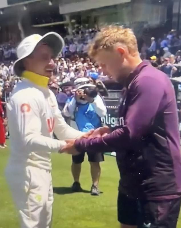 Joe Root comparte una broma descarada con Marnus Labuschagne después de los actos heroicos del bateador de Queensland durante la prueba de Adelaida