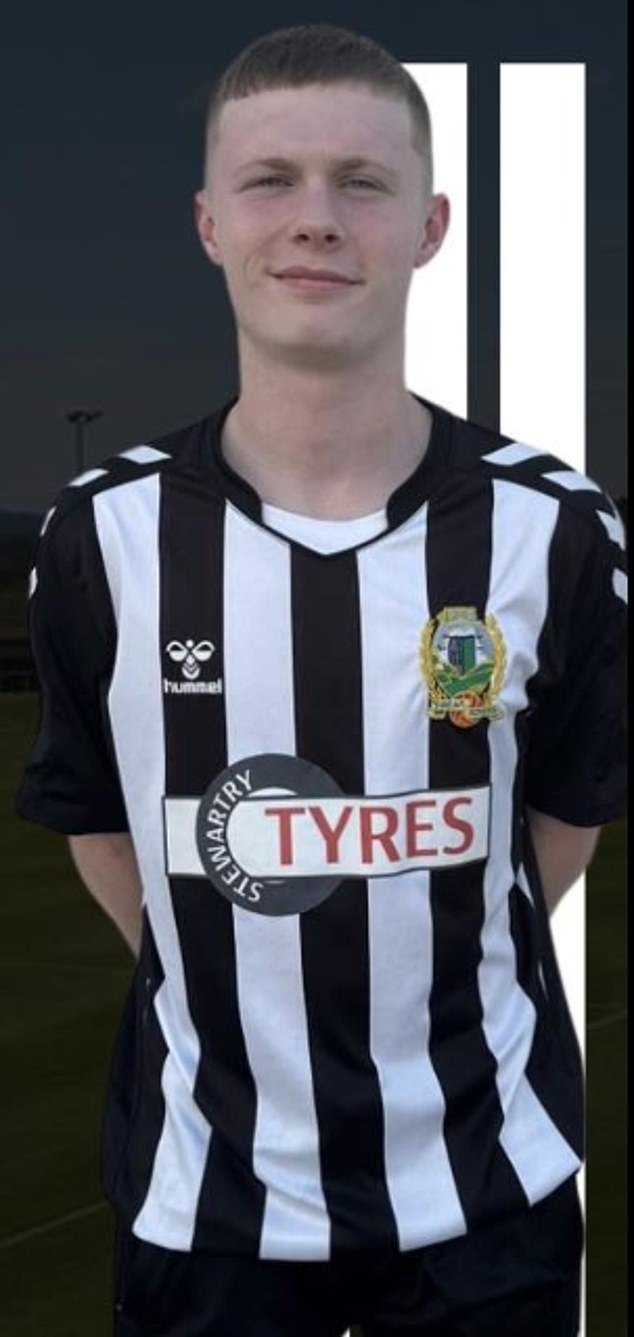 EN MARCHA: encima de la puerta del vestuario de Threave Rovers hay una foto de Charlie Watson con su camiseta número 4 colgada en un gancho. “El pequeño Charlie ya no está aquí, pero todavía es parte de las cosas”. Él siempre será…’