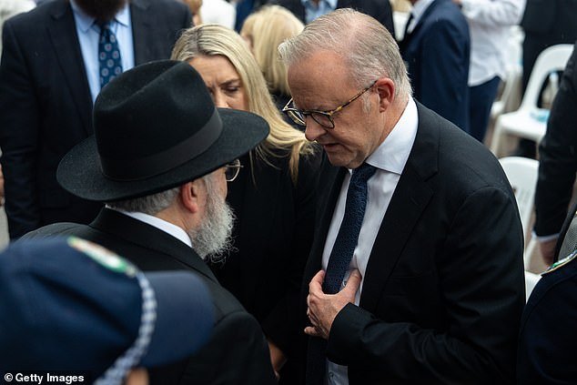 Los comentarios del presentador de la vigilia de Bondi han dividido a los australianos: los agentes de policía abuchean a Anthony Albanese mientras el Primer Ministro recibe una gran ovación.