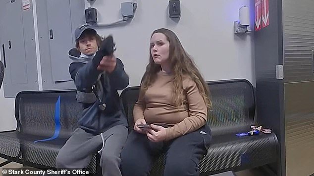 Momento desgarrador: un ladrón saca un arma y dispara a un oficial de policía a quemarropa