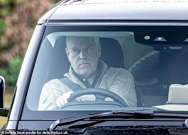 Andrew, devastado, aparece en los archivos de Epstein por primera vez desde que se publicó la foto del miembro real deshonrado acostado en el regazo de cinco mujeres.