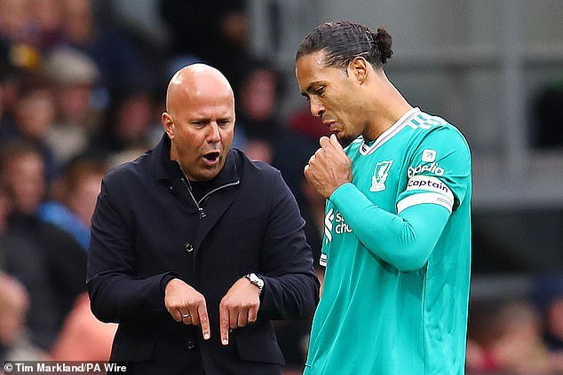 Arne Slot rompe la tradición con un gesto navideño “especial” y Virgil van Dijk admite que NUNCA ha experimentado algo así en Liverpool