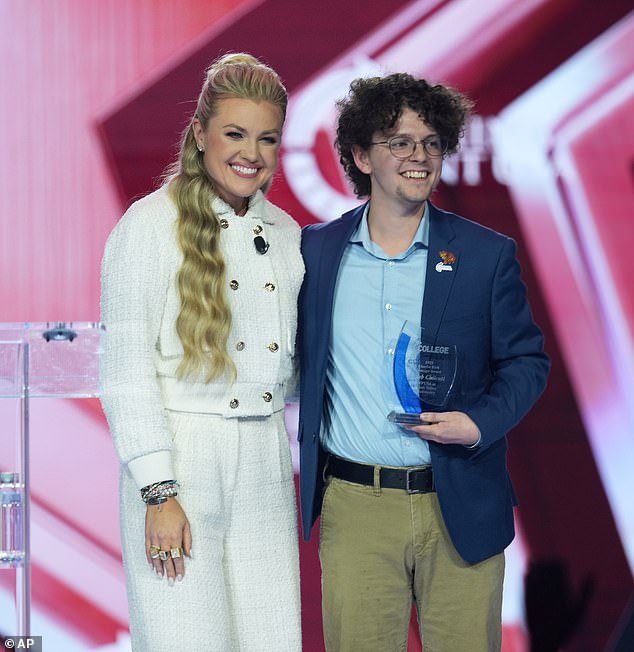 Erika Kirk sufre un vergonzoso desliz mientras honraba a un estudiante en nombre de su difunto esposo.