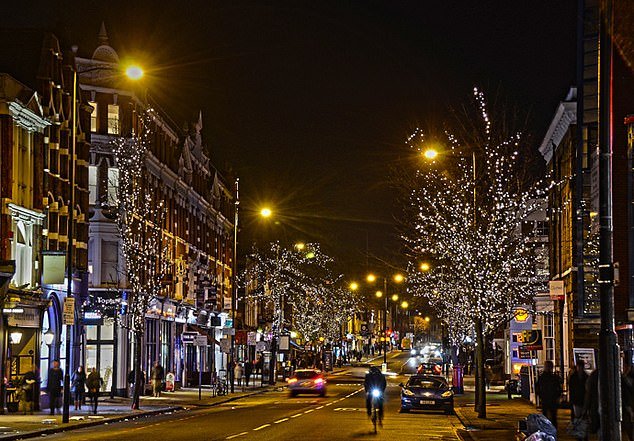 Concejal tacaño acusado de “robar la Navidad” al apagar las luces festivas “para ahorrar £150.000”