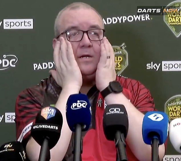 Stephen Bunting rompe a llorar en una emotiva entrevista tras ser atacado en las redes sociales por su apodo de ‘Campeón del Pueblo’