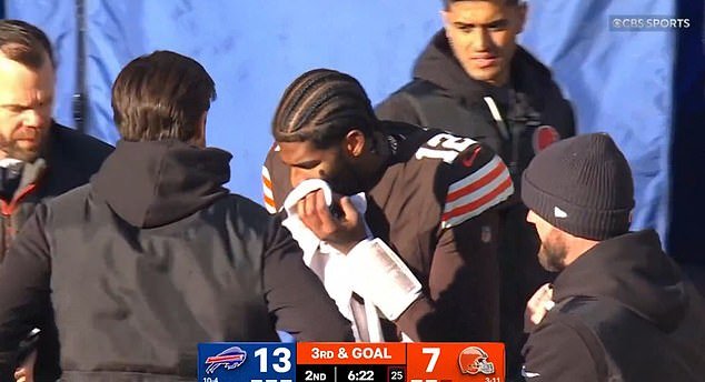 Un ensangrentado Shedeur Sanders se vio obligado a abandonar el choque de los Browns contra los Bills con una lesión espantosa.