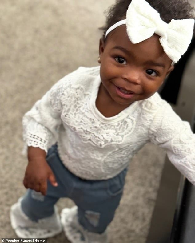 Adorable niña es encontrada muerta después de que su padre se durmiera en el jacuzzi mientras la sostenía