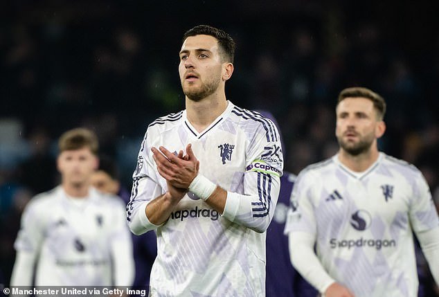 Roy Keane afirma que “demasiados” jugadores “simplemente no están haciendo lo suficiente” para el Man United, y ataca brutalmente al mayor culpable, mientras que Gary Neville ataca a otra estrella “paseante” en la derrota ante el Aston Villa.