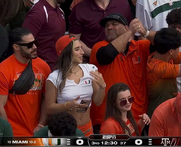 Los fanáticos pierden la cabeza cuando ESPN muestra a una estrella porno entre la multitud en un partido de fútbol universitario