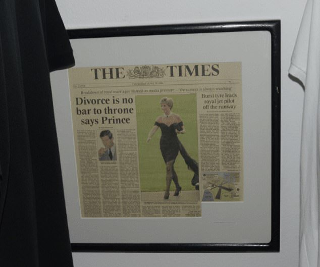 La portada enmarcada del entonces Príncipe Carlos y la Princesa Di está en el camerino del Epstein “obsesionado con la realeza”