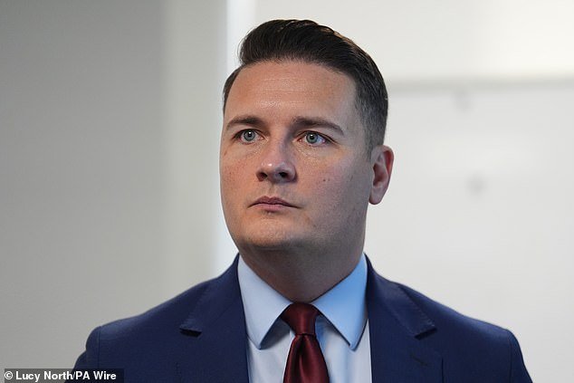 Wes Streeting sugiere que estará a favor de volver a unirse a la unión aduanera con “vínculos comerciales más estrechos con la UE”, mientras se niega a descartar una candidatura al puesto número 10.