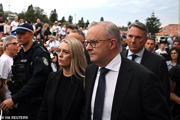 Lea el poderoso discurso de Chris Minn sobre la masacre de Bondi Beach después de que a Albo se le negara el papel de orador en la vigilia: “Una profunda vena de odio antisemita”