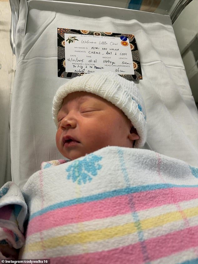 La alegría del bebé para la estrella del fútbol Cody Walker mientras comparte la impresionante coincidencia que rodeó su nacimiento.