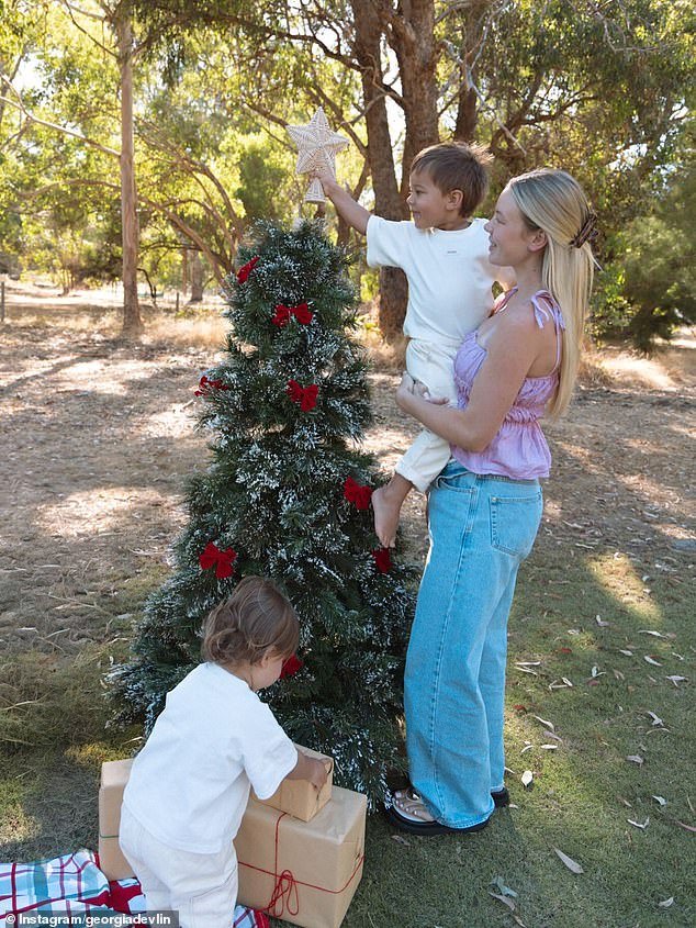 La pareja de la estrella del fútbol Bobby Hill revela que está embarazada pocos meses después de que su separación sacudiera a la AFL, mientras él guarda silencio sobre el sorprendente anuncio.