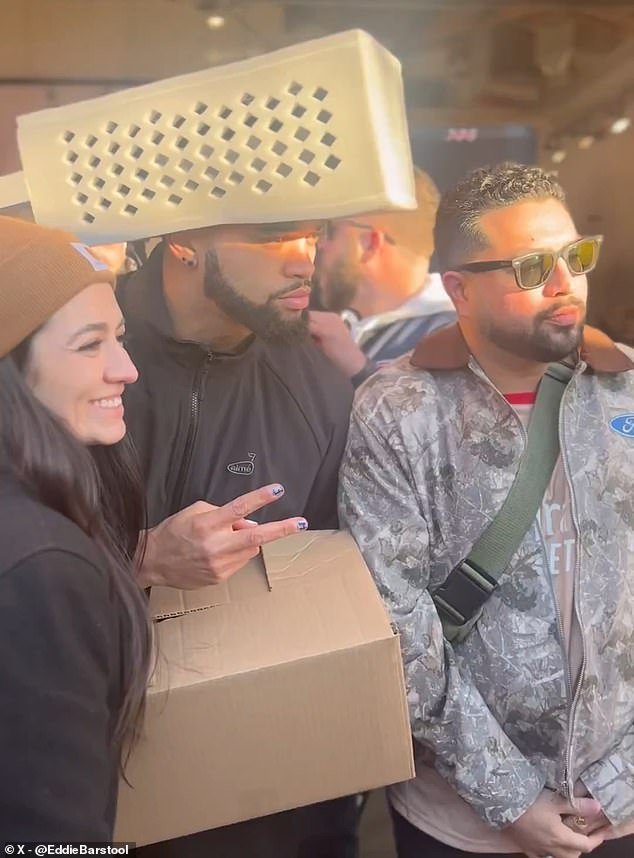 El mariscal de campo de los Bears, Caleb Williams, es el último en reír de los Packers mientras realiza servicio comunitario en Chicago.