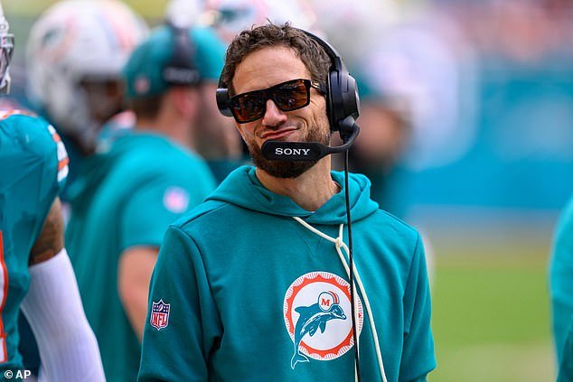 El entrenador de los Dolphins, Mike McDaniel, enfrenta preguntas sobre la seguridad laboral después de que Miami implosiona contra Cincinnati