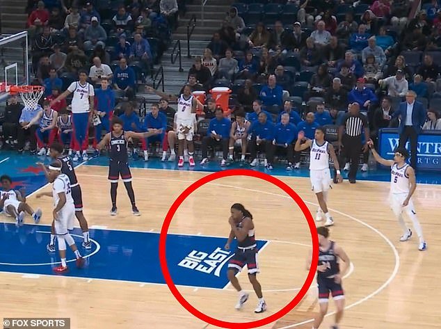 La estrella del baloncesto de la Universidad de Connecticut se enferma en la cancha después de beber JUGO DE PICKLE en el entretiempo