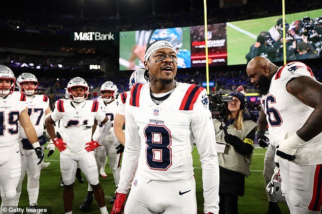 Stefon Diggs se escapa de la carpa médica azul para evitar un examen durante el juego mientras los Patriots aseguran un lugar en los playoffs contra los Ravens.