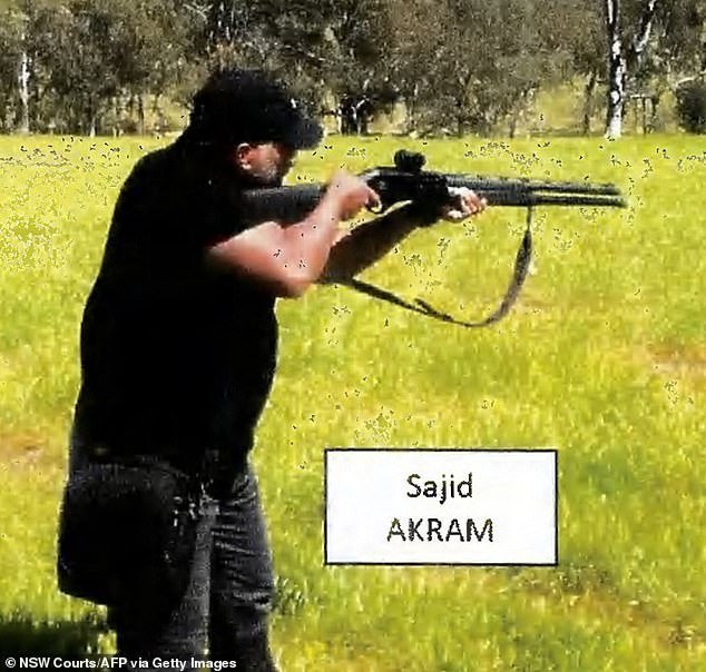 La “escalofriante advertencia” del terrorista acusado sobre la masacre de Bondi Beach hace seis semanas habría sido revelada por la policía en una serie de vídeos