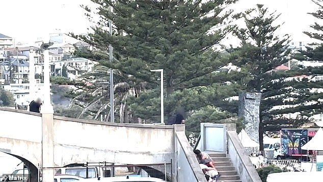 Nuevas imágenes muestran a los sobrevivientes de Bondi Beach escondiéndose a pocos metros de los hombres armados que llevan a cabo una masacre, mientras la policía revela fotos que supuestamente muestran a parejas entrenando con armas semanas antes.